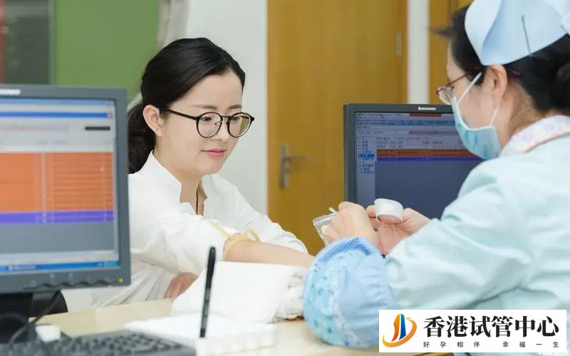 孕妇正在抽血检查